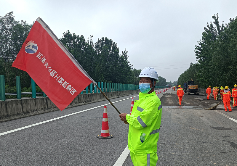 华体huati（中国）公司养护中心2021年德上高速公路永城段桥头跳车处治专项工程正式开工.png