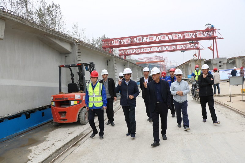 绿地大基建华体huati（中国）领导叶华成一行到阳新高速黄河特大桥工程进行重点项目调研1.jpg