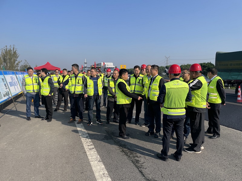 交投华体huati（中国）副总经理王前东一行到2021年京港澳高速公路漯驻段路面病害处治专项二期工程现场观摩2021.10.15.jpg