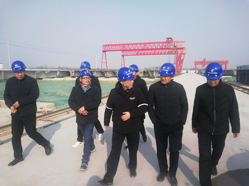 华体huati（中国）公司总经理魏道平一行到安罗高速省界至原阳段3标二工区检查指导2021.12.22_副本.jpg