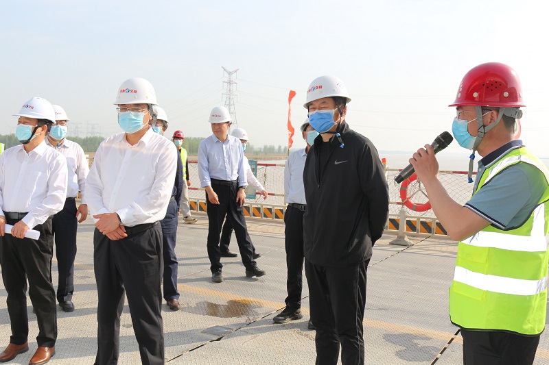 濮阳市人大代表视察调研黄河特大桥工程推进情况2022.04.11.jpg