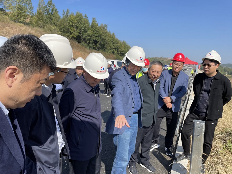 1665646717335.jpg 河南交通投资华体huati(中国)党委书记、董事长程日盛带队到许信高速9标调研指导工作.jpg