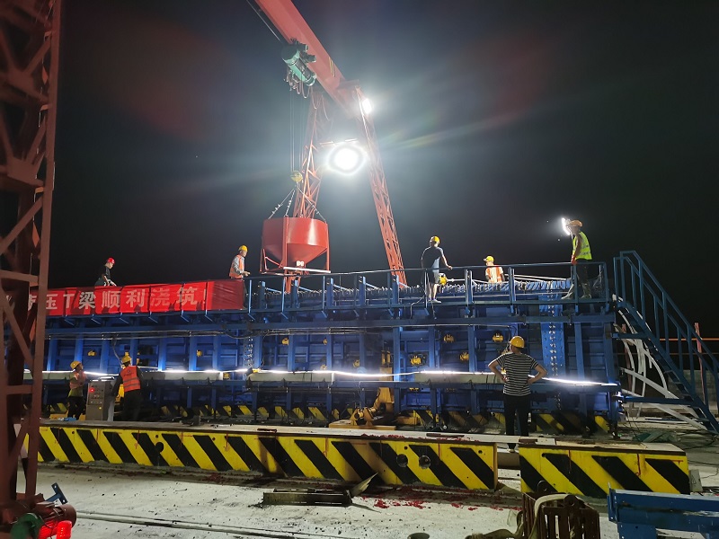 焦平高速焦荥段4标黄河特大桥首片T梁浇筑完成.jpg