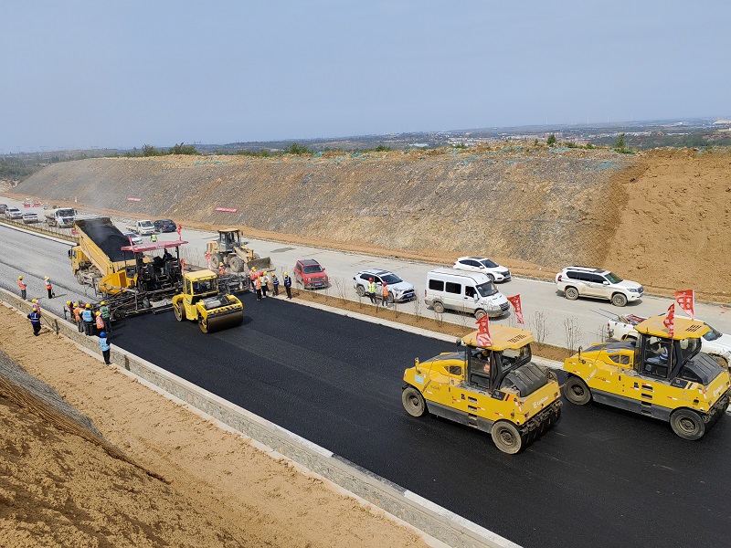 1746525314797.jpg 安鹤一标沥青面层顺利摊铺.jpg