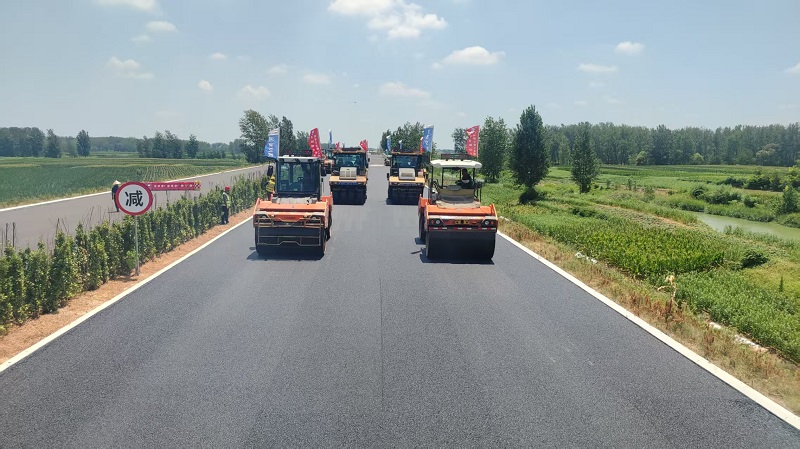 沈遂段II标沥青上面层试验段成功摊铺.jpg
